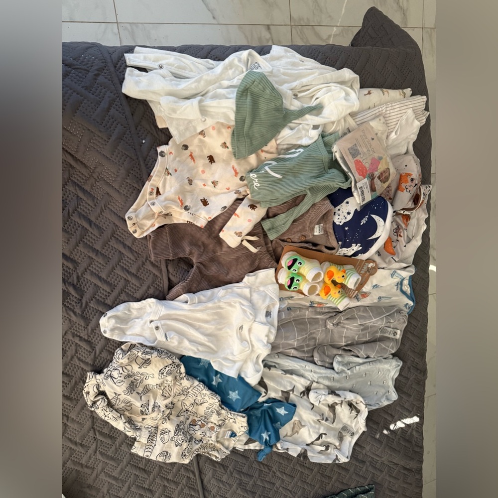 Newborn bundle box with swaddles and socks